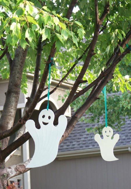 Outdoor Halloween scavenger hunt for all ages with free printable list!